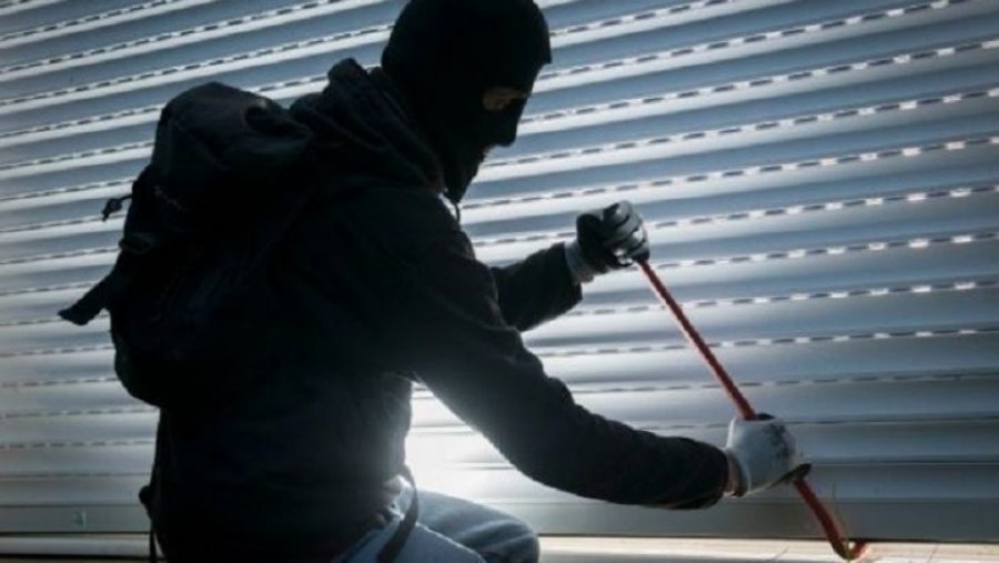 Arrestohet 23 vjeçari në Prishtinë, dyshohet se vodhi gjësende në një shtëpi - dërgohet në mbajtje