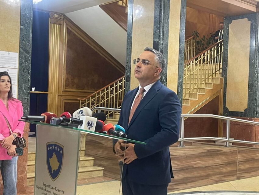 Haxhiu i ndërhyn në konferencë Besnik Tahirit: Nesër seanca është në ora 10:00 