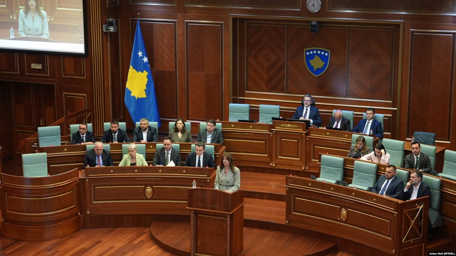 Haxhiu: Deputetët duhet të marrin pjesë në seancë, Kushtetuesja e tha qartë