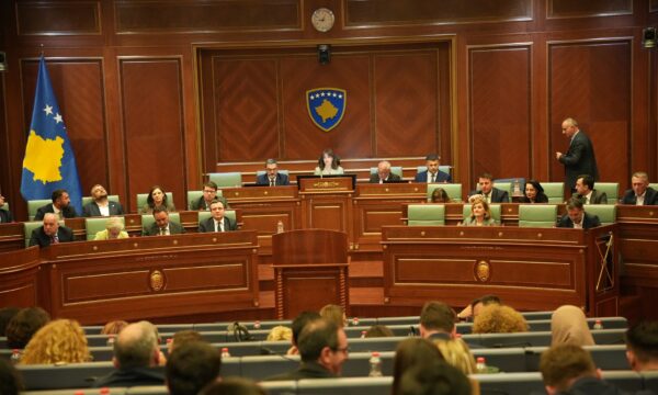 Njofton Kuvendi, vazhdimi i seancës së jashtëzakonshme nis nga ora 10:00