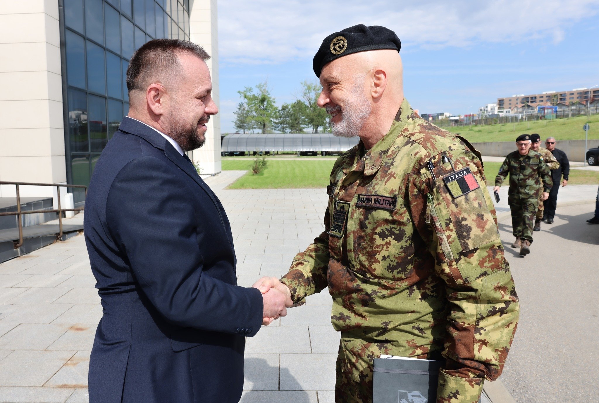 Maqedonci në takim me zyrtarë të NATO-s, thekson synimin për anëtarësim në BE