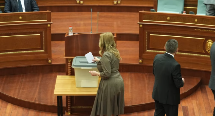 A po zhvillohet zgjedhja e presidentit në kundërshtim me Kushtetutën?