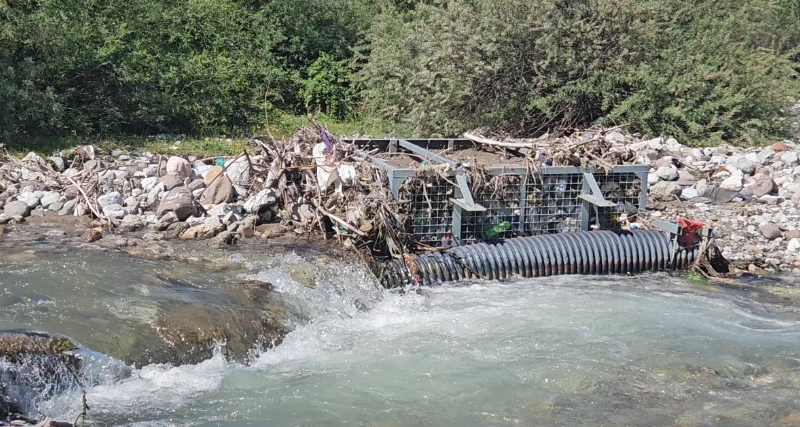Panoramë e rëndë mjedisore, liqeni i Kukësit shndërrohet në vendgrumbullim mbetjesh plastike