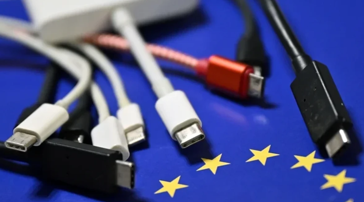 Rregullat e përbashkëta të BE-së për karikuesit hyjnë në fuqi për laptopët