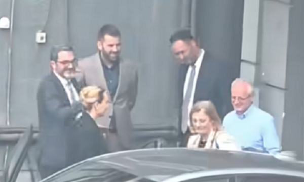Kandidatja Feride Rushiti në Kuvend, shihet me Glauk Konjufcën dhe deputetë tjerë të VV’së