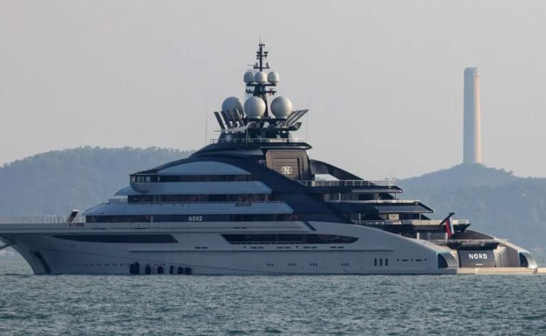Superjahti rus me vlerë 500 milionë dollarë lundron nëpër Ngushticën e Hormuzit pavarësisht bllokadës