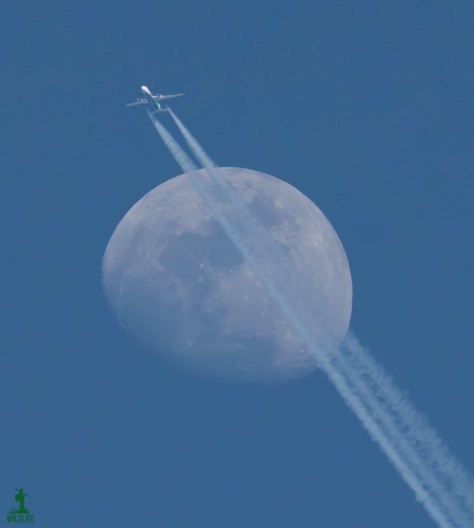 Nj&euml; aeroplan fluturon lart n&euml; qiellin e kalt&euml;r, duke l&euml;n&euml; pas dy gjurm&euml; t&euml; bardha tymi q&euml; kalojn&euml;...