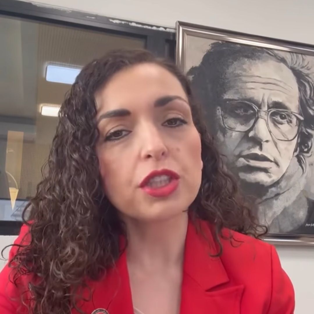 Buzhala ironizon me Vjosa Osmanin: Koha për dashni, por ju keni fituar pasuri nën emrin e presidentit Rugova
