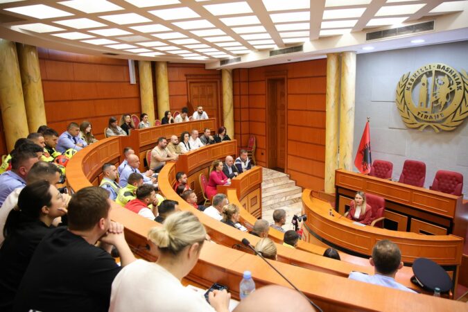 Ristani mbledh strukturat për sigurinë ndaj zjarrit: Kontrolle për të gjitha objektet me leje nga Bashkia e Tiranës