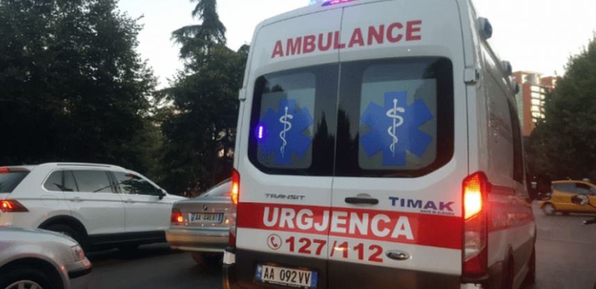 Aksident në Tepelenë-Krahës, përplasen dy makina, 8 të plagosur