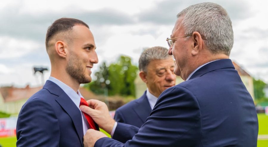 Mario Mitaj merr mesazh “special” nga  Armand Duka