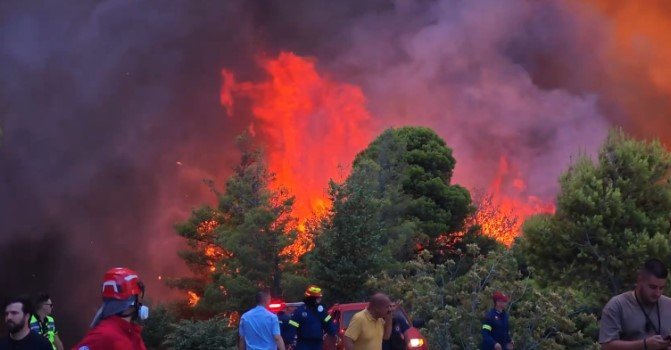 Zjarret përfshijnë Atikën Perëndimore, mbi 100 banesa të dëmtuara në Porto Germeno