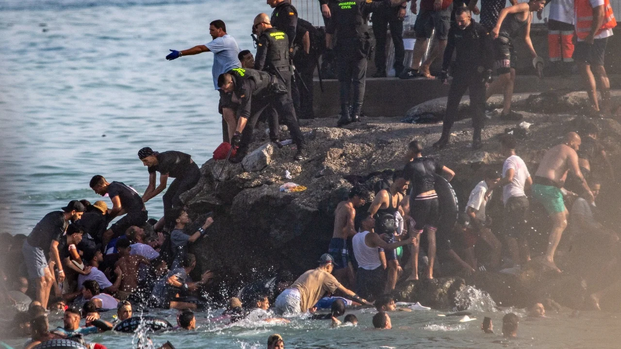 Kaosi në Spanjë, 57 persona humbin jetën gjatë përpjekjeve të emigrantëve për të hyrë në Ceuta