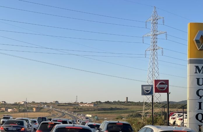 Interesim i madh për natën e dytë të Festivalit “Sunny Hill”, krijohen kolona kilometrike për në Bërnicë