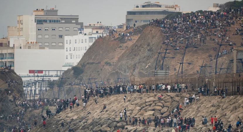 Qetësohet kriza në Ceuta/ Shumica e emigrantëve kthehen nga enklava spanjolle në Marok