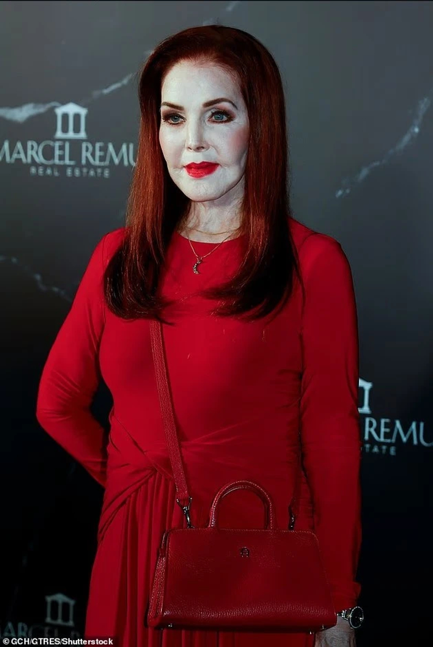 priscilla-presley-mahnit-ne-paraqitjen-e-rralle-publike