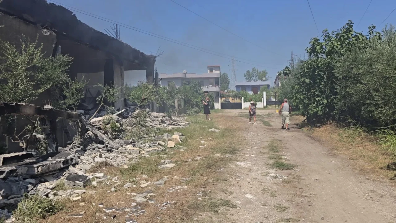 Zjarri në magazinën e fishekzjarrëve në Shkozet, banorët të shqetësuar: Tymi vijon të mbulojë zonën