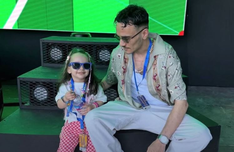 Buta elektrizon “Sunny Hill”-in, por vajza e tij Irina rrëmben vëmendjen e publikut