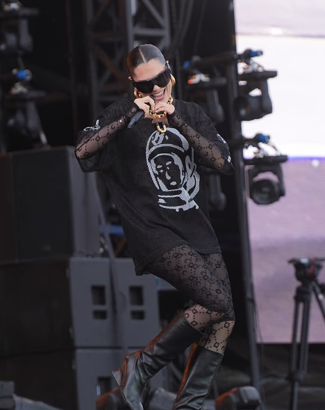 Jessie J mahnit në skenën e Brighton Pride, pas ndarjes nga Chanan Colman