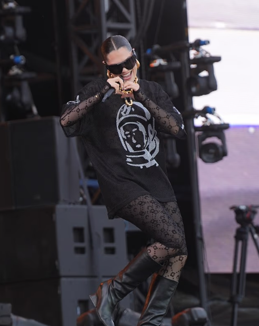 Jessie J mahnit në skenën e Brighton Pride  pas ndarjes nga Chanan Colman