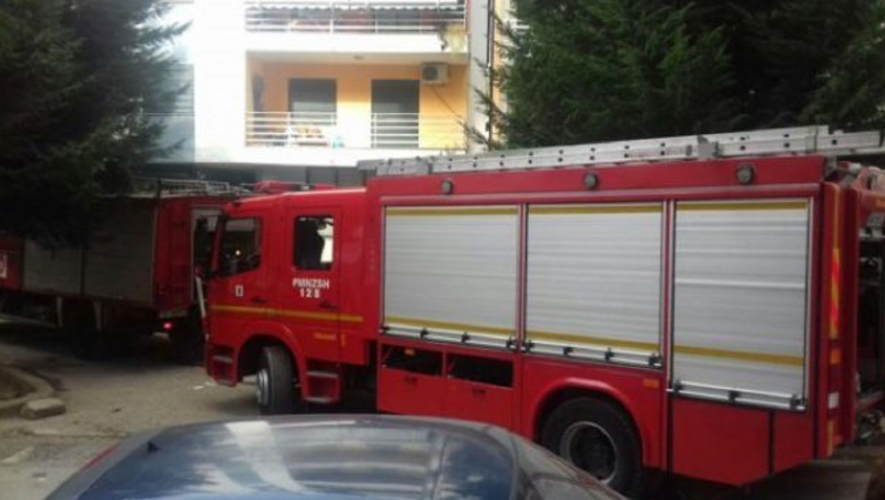 Zjarr në Berat/ Përfshihet nga flakët magazina me materiale bujqësore, shpëton banesa dykatëshe