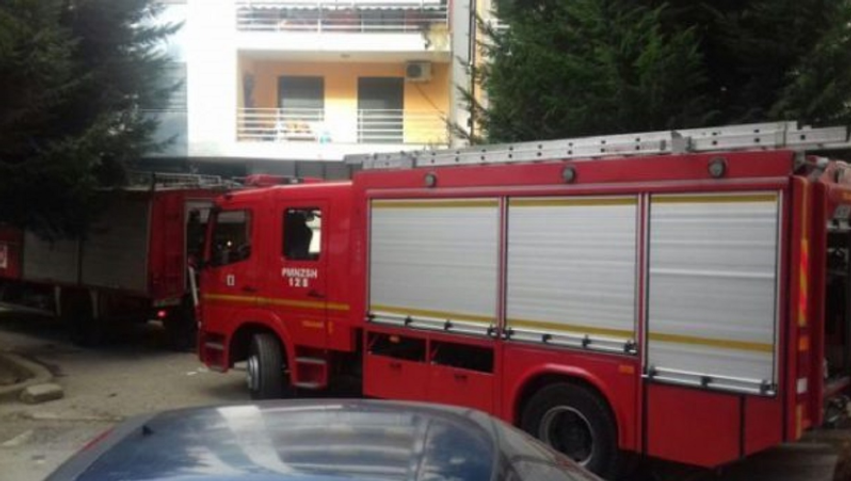 Zjarr në Berat  Përfshihet nga flakët magazina me materiale bujqësore  shpëton banesa dykatëshe
