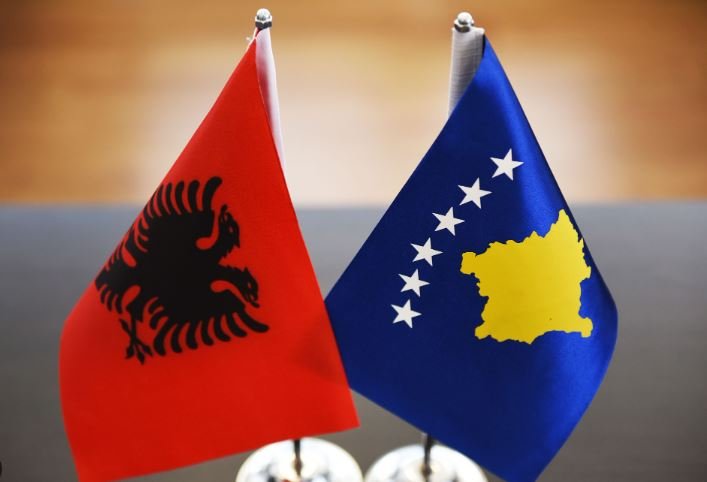 A po e lë Shqipëria Kosovën vetëm? Kritika për mungesën e koordinimit diplomatik mes dy shteteve shqiptare