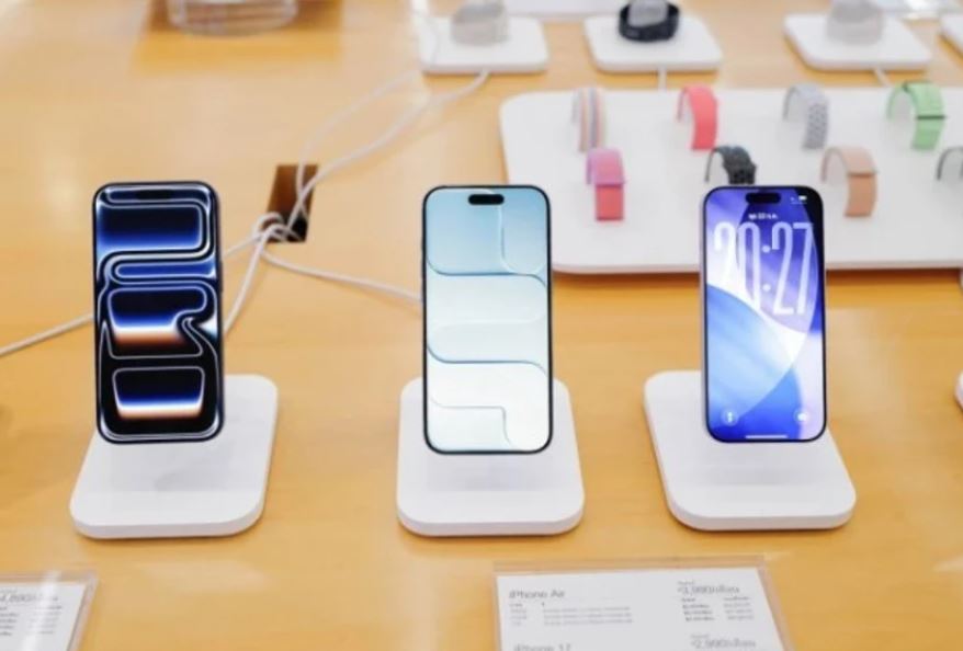 Rënie globale e shitjeve të smartfonëve në 2026, gjigantët premium rezistojnë