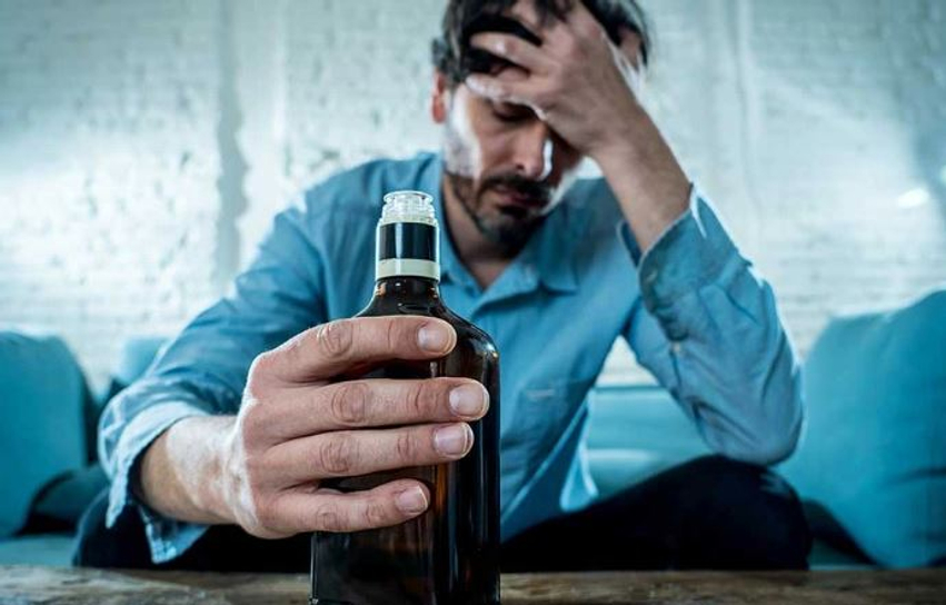 Alkooli dëmton trurin  Konsumi i rregullt lidhet me tkurrjen e disa zonave dhe rënien e kujtesës