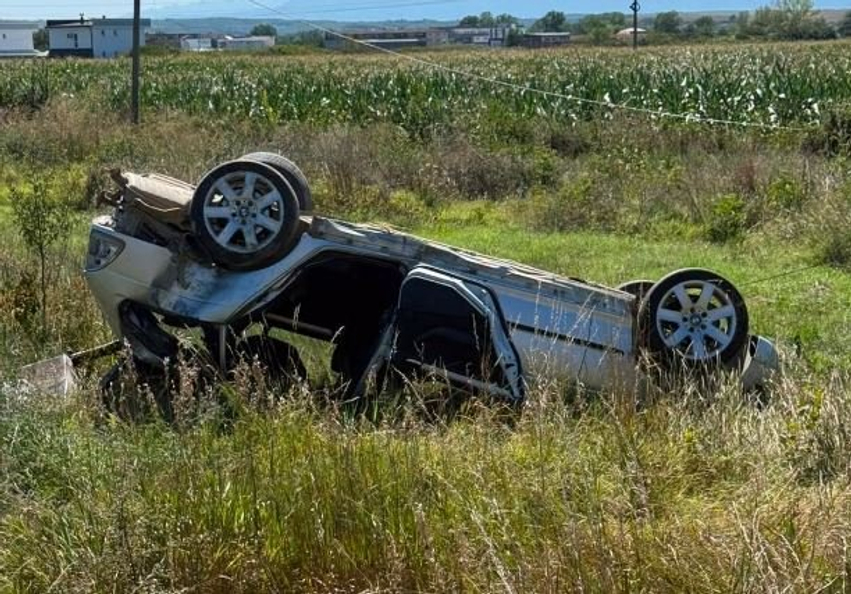 Rrokulliset vetura në Klinë  përfundon me  katër rrota përpjetë 