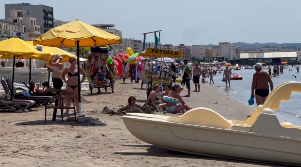 Plazhi i Durrësit, në pikun e sezonit turistik, dyndje drejt në fundjavë jo vetëm nga qytetet e tjera, por edhe shumë të huaj