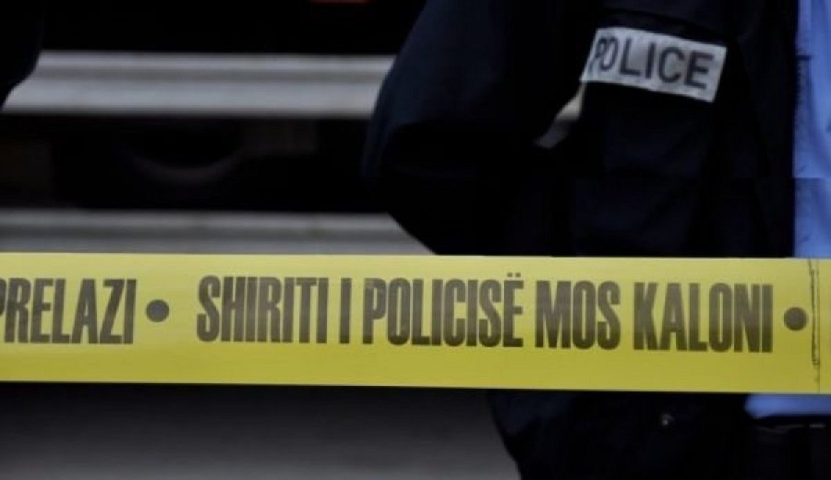 E rëndë, babai e qëllon me armë zjarri djalin e tij në Suharekë
