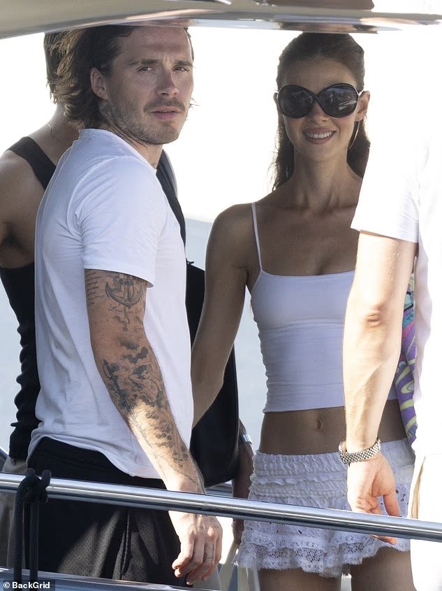 Brooklyn Beckham dhe Nicola Peltz i shpëtojnë për pak takimit me Davidin dhe Victorial në Saint Tropez