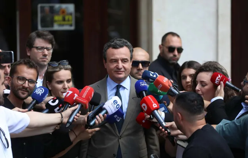 Kurti fton Gjinin  Hamzën dhe Abdixhikun në takim para seancës së 6 gushtit