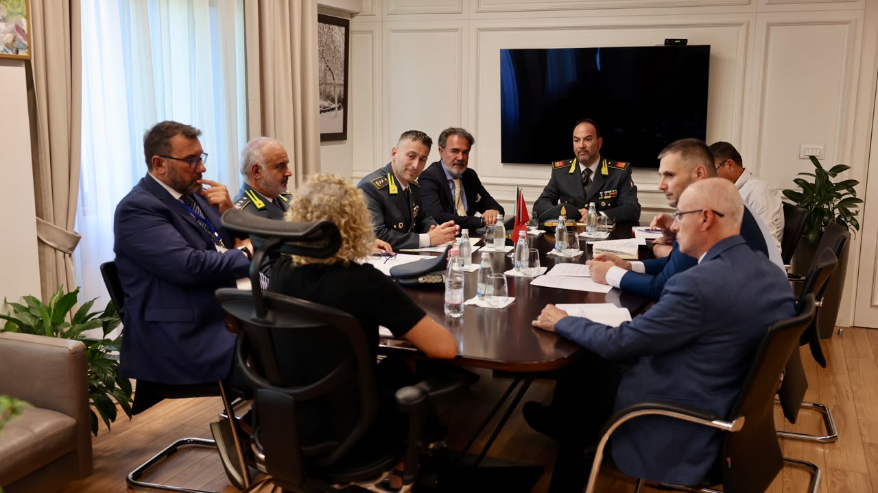 Komandanti i KFOR-it takon Hoxhën, riafirmohet bashkëpunimi për sigurinë 