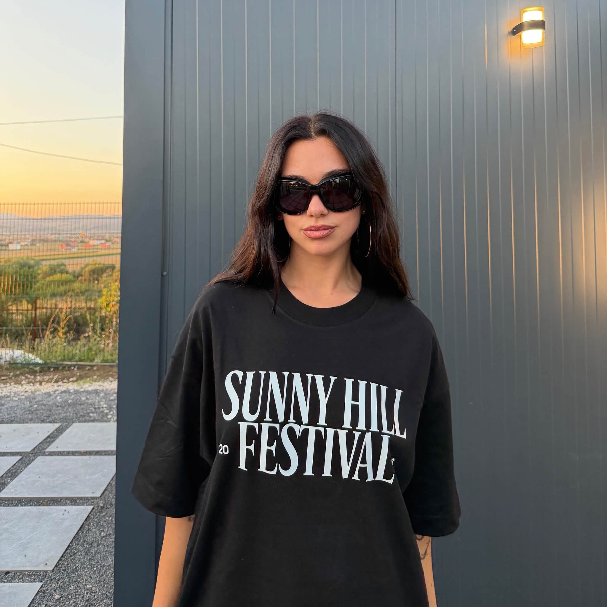 “Sunny Hill” mbyllet me emocione, Dua Lipa falënderon publikun
