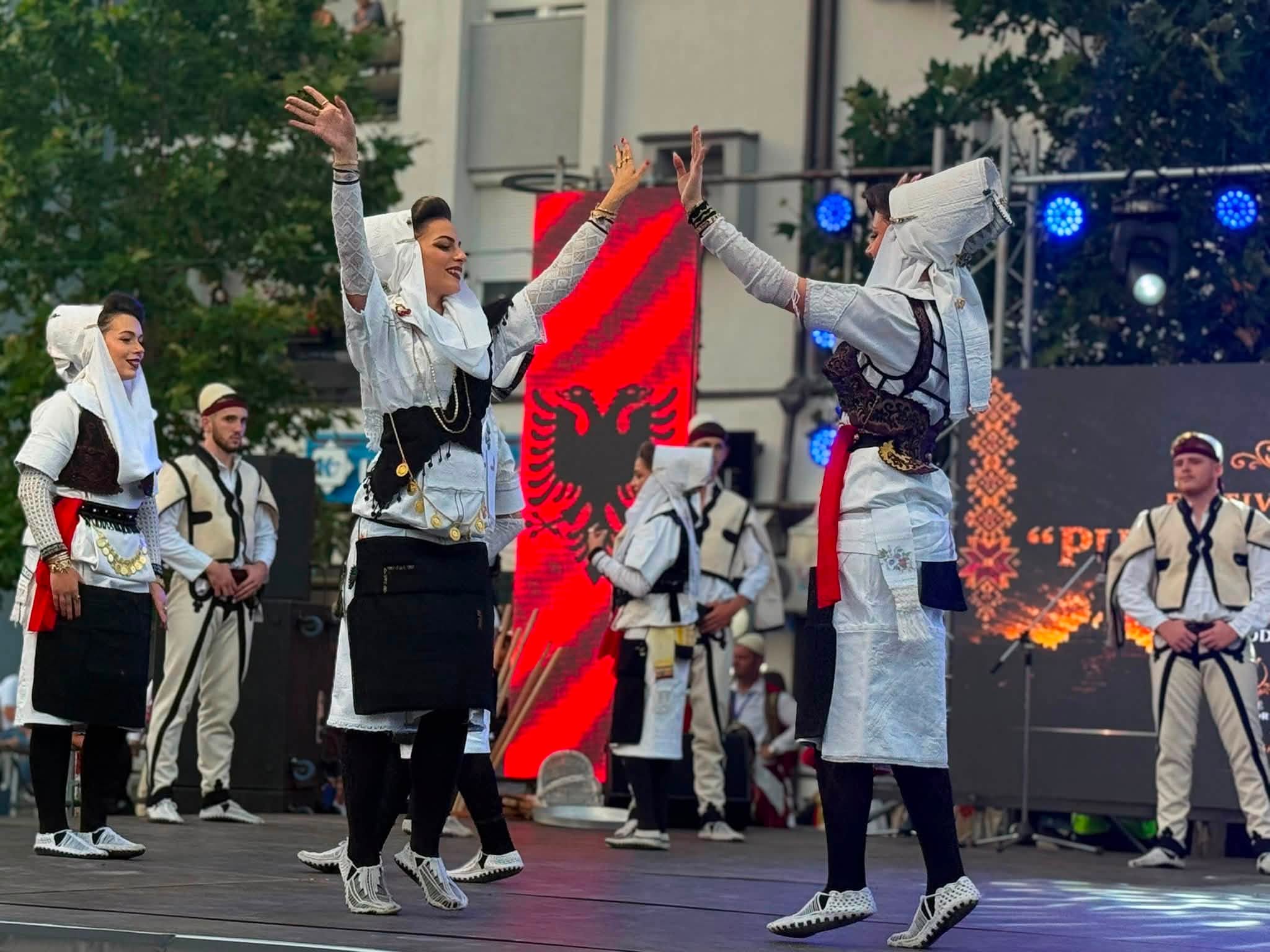 Ansambli “Deçani” shpërblehet me Çmimin e Parë në festivalin “Pushka e Parë e Lirisë”