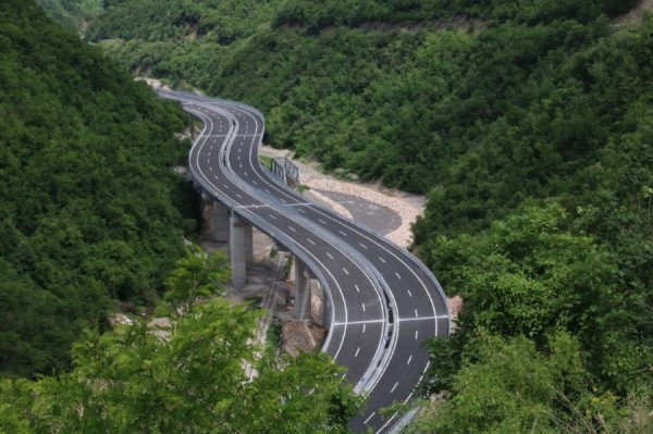 ​Edhe sot në autostrada nuk lejohen automjetet me mbi 20 tonë