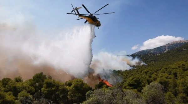 ​2 anëtarë të ekuipazhit humbën jetën pasi dy helikopterë zjarrfikës u përplasën gjatë shuarjes të një zjarri në Greqi