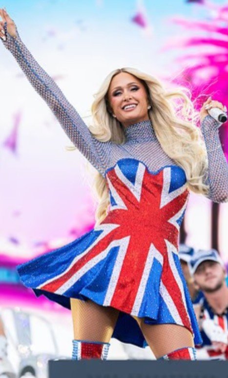 Paris Hilton vishet si Ginger Spice dhe ndez skenën në “Brighton and Hove Pride in the Park”