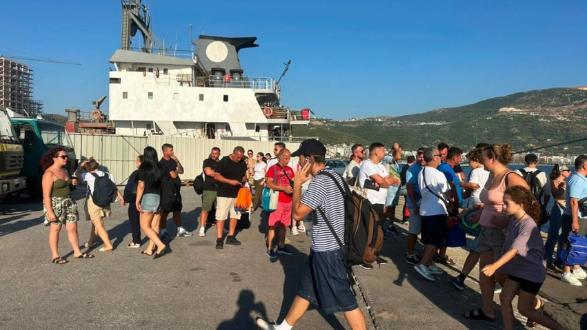 Fluks mbërritjesh në Portin e Vlorës  1100 pasagjerë dhe 350 automjete