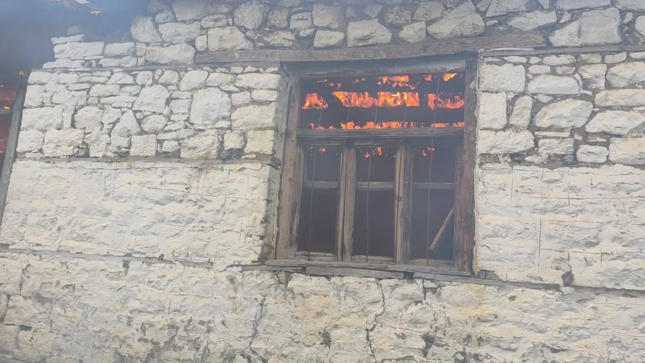Përhapja e zjarreve në fshatin Opar të Maliqit, përfshihen nga flakët dy banesa të pabanuara