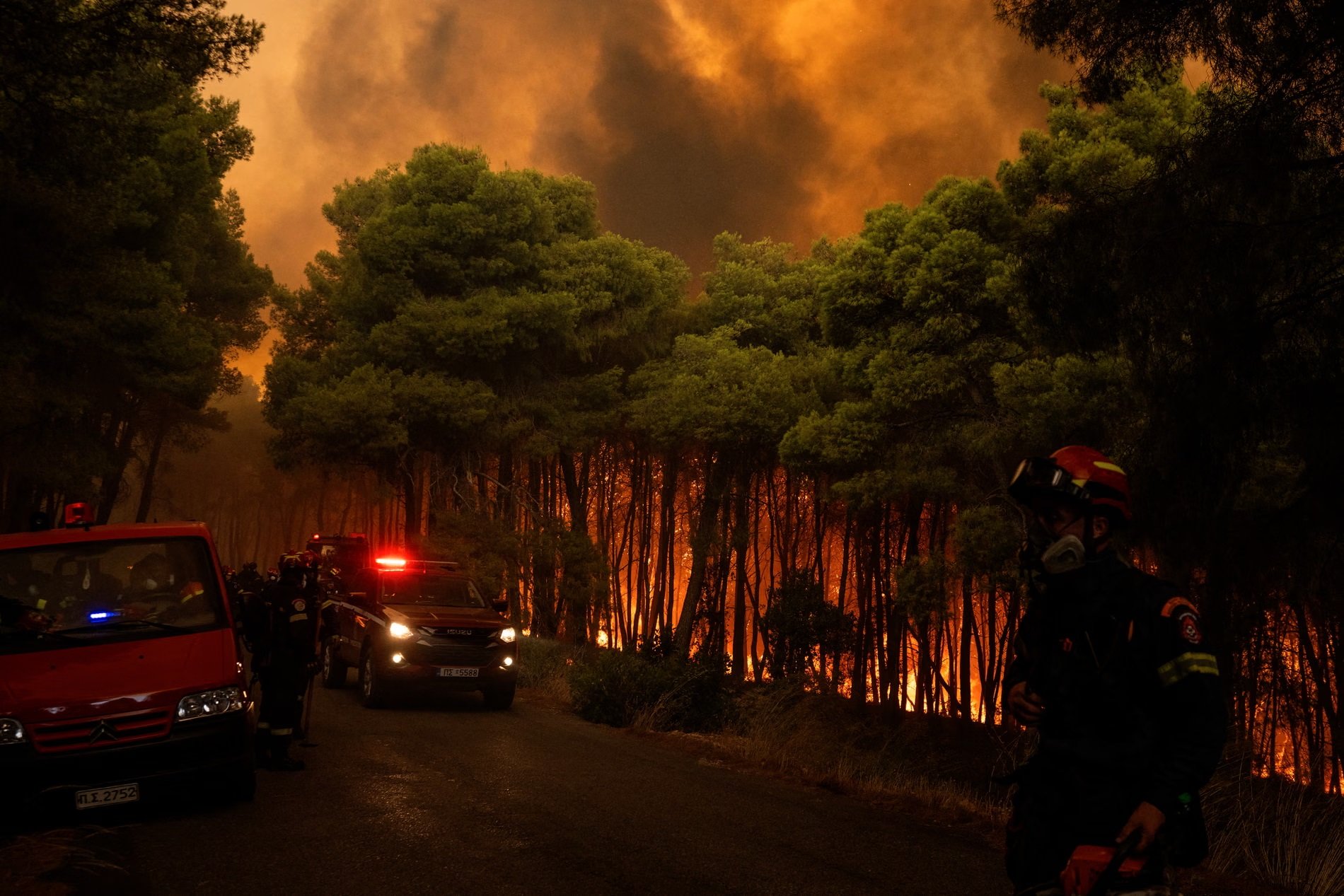 Porto Germeno, Greqi

Qindra zjarrfik&euml;s n&euml; Greqi po luftojn&euml; p&euml;r t&euml; shp&euml;tuar nj&euml; resort t&euml; njohur bregdetar...