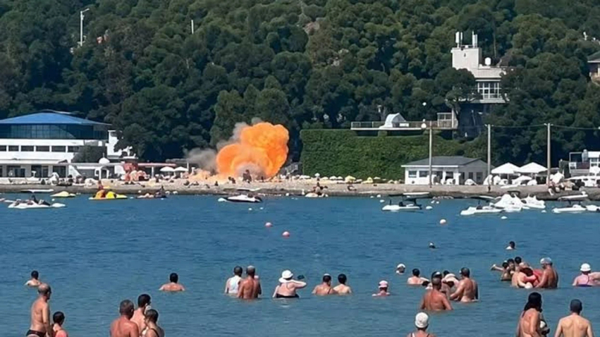 Momenti kur droni ukrainas godet plazhin në Rusi  pranë  pallatit të Putinit 