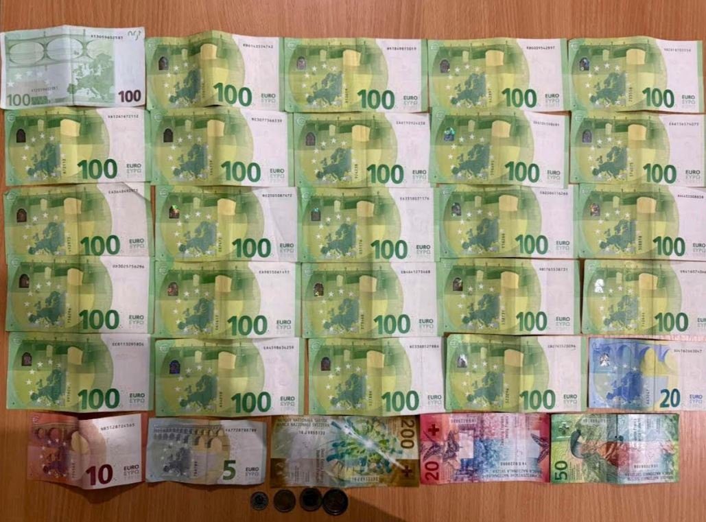 Shembull për t’u ndjekur: 17-vjeçari nga Ferizaj gjen mijëra euro dhe i dorëzon në polici 