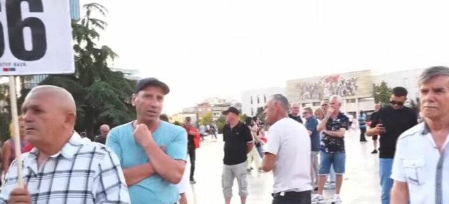 Dita e 66 e protestës/ Qytetarët mblidhen në sheshin “Skënderbej”