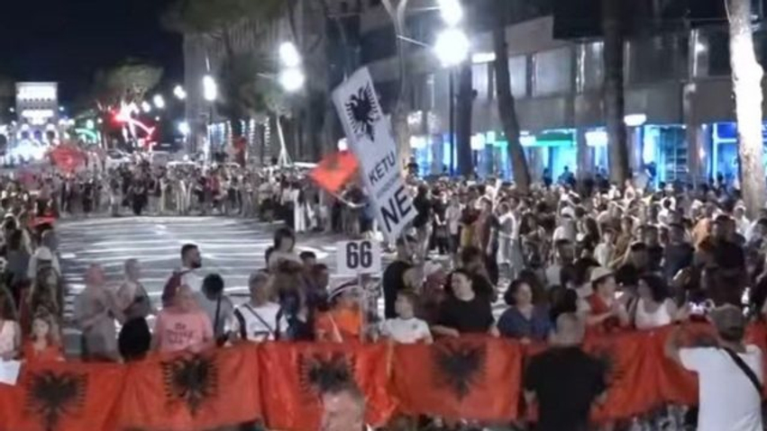 “Nesër më shumë!”/ Mbyllen fjalimet para Kryeministrisë, protestuesit