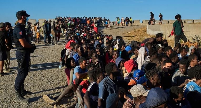 Dhjetëra mijëra emigrantë vërshuan në tokën spanjolle, Maroku: E kishim paralajmëruar Spanjën! Ja ligji problematik