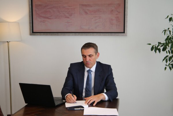 ​Kryeprokurori i Shtetit nënshkruan marrëveshje me Institutin e Bazelit për rikthimin e pasurive të fituara në mënyrë të paligjshme