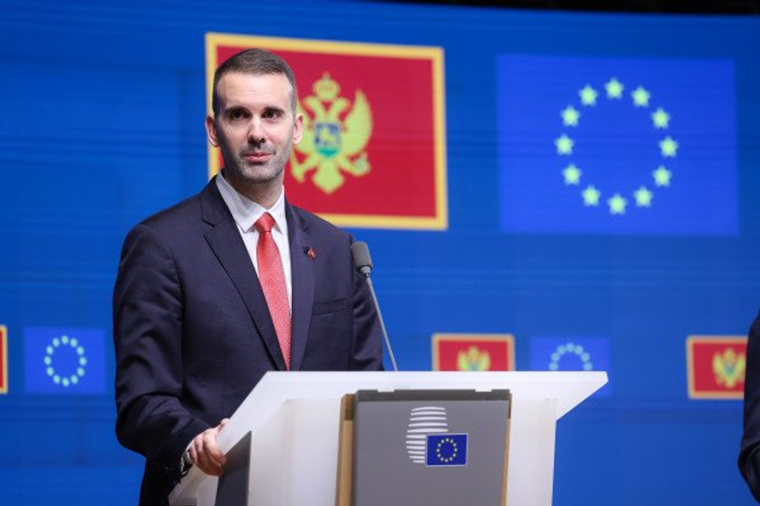 Mali i Zi nuk do të ndërtojë qendra për migrantët e paligjshëm
